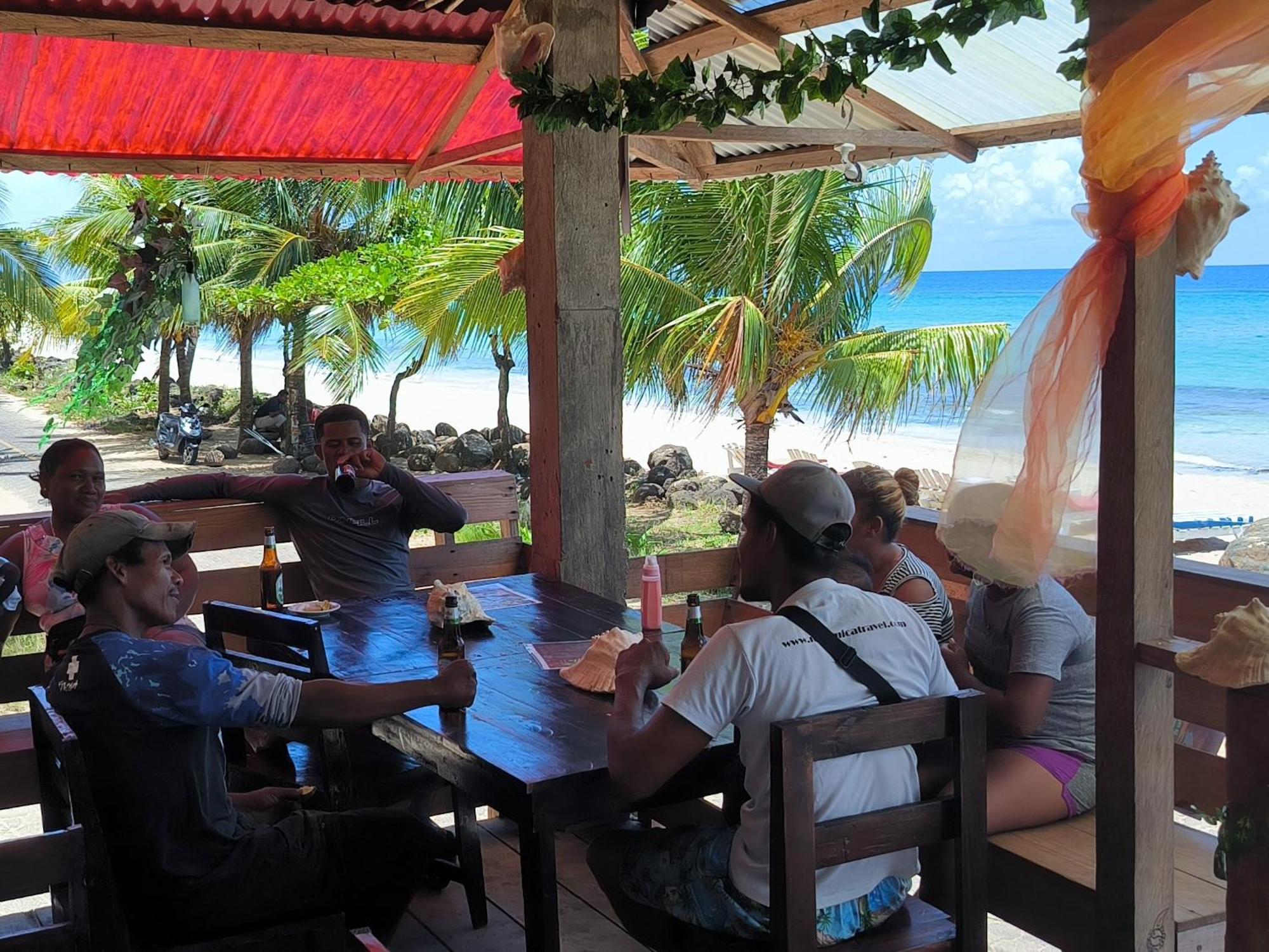 Paraiso Beach Hotel Brig Bay Exterior foto